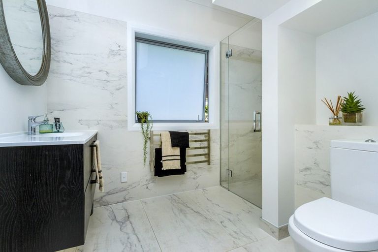 Photo of property in 17 Ocean View Road, Milford, Auckland, 0620