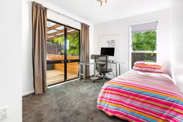 Photo of property in 11 Cottam Grove, Northcross, Auckland, 0632