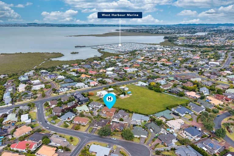 Photo of property in 16 Harbour Lights Close, West Harbour, Auckland, 0618