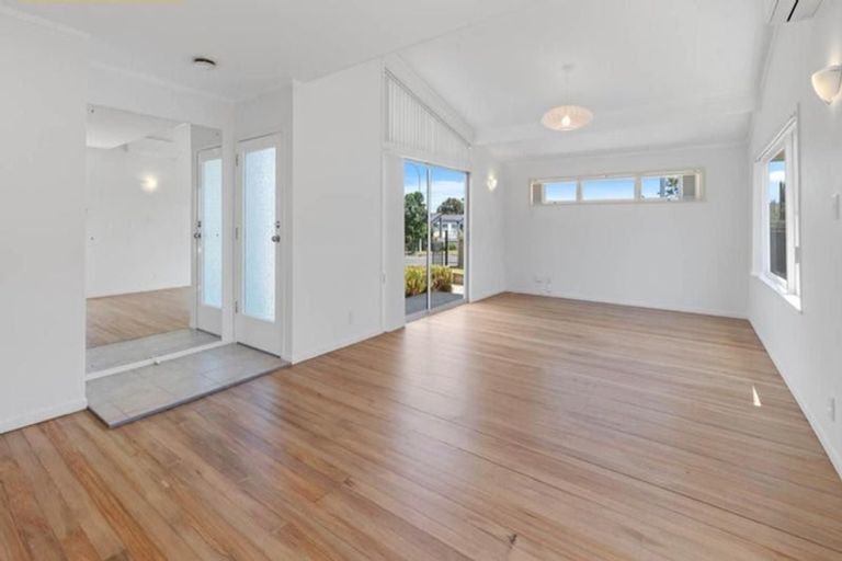 Photo of property in 355 Pakuranga Road, Pakuranga Heights, Auckland, 2010