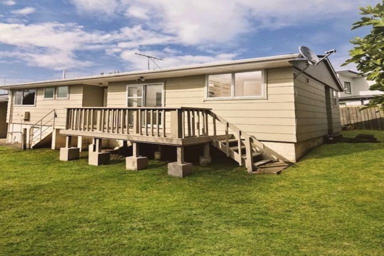 Photo of property in 1/84 Greenslade Crescent, Northcote, Auckland, 0627