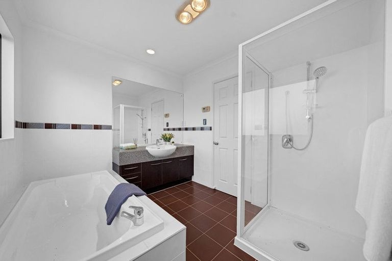 Photo of property in 26 Thornbury Crescent, East Tamaki Heights, Auckland, 2016