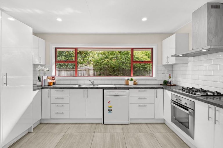 Photo of property in 37 Burnside Crescent, Burnside, Christchurch, 8053