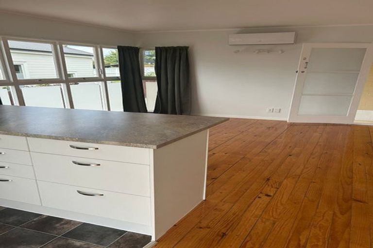 Photo of property in 2/70 Gladstone Road, Northcote, Auckland, 0627