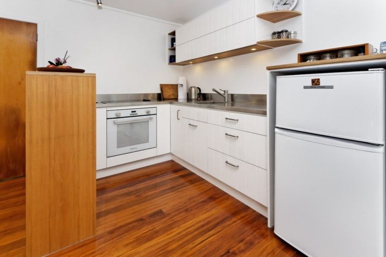 Photo of property in 17 Rayner Road, Piha, New Lynn, 0772