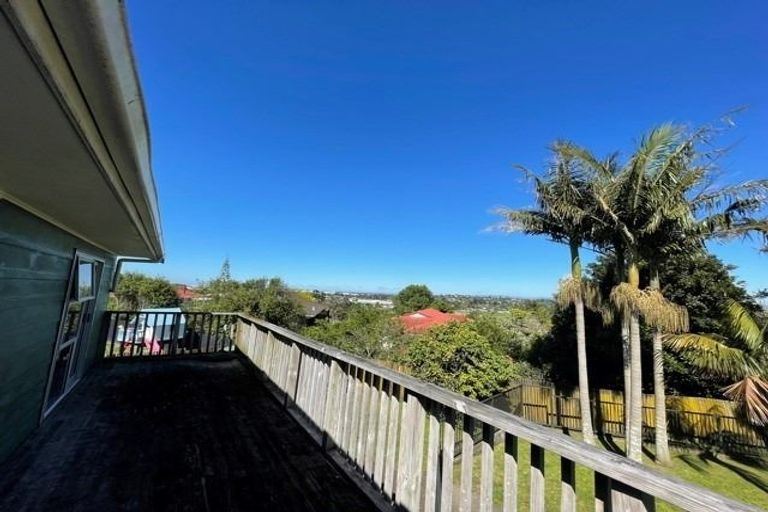 Photo of property in 143 Bradbury Road, Botany Downs, Auckland, 2010