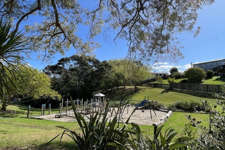 Photo of property in 19 Lancelot Place, Glenfield, Auckland, 0629