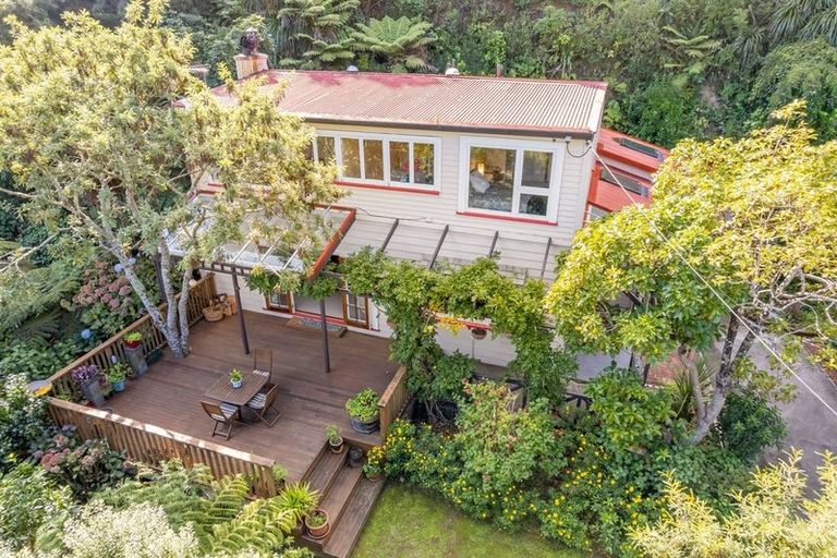 Photo of property in 27 Kotari Road, Days Bay, Lower Hutt, 5013