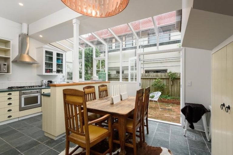 Photo of property in 132 Tinakori Road, Thorndon, Wellington, 6011