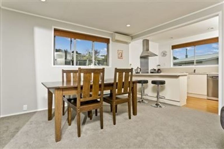 Photo of property in 2 Wykeham Place, Glenfield, Auckland, 0629