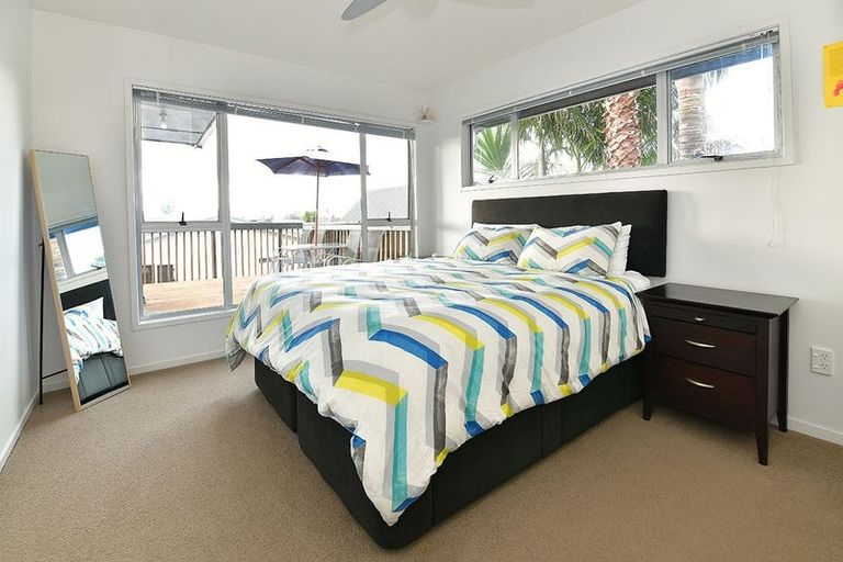 Photo of property in 43 Pohutukawa Avenue, Red Beach, 0932