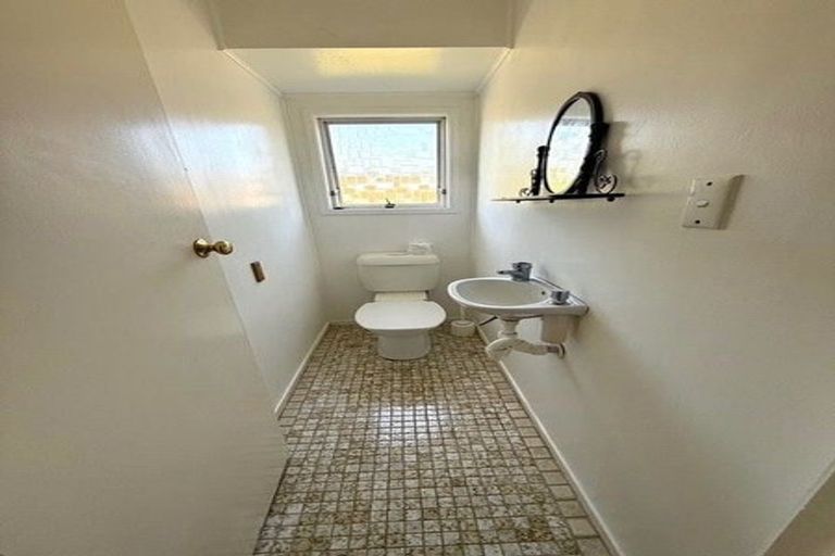 Photo of property in 261 Wairau Road, Totara Vale, Auckland, 0627