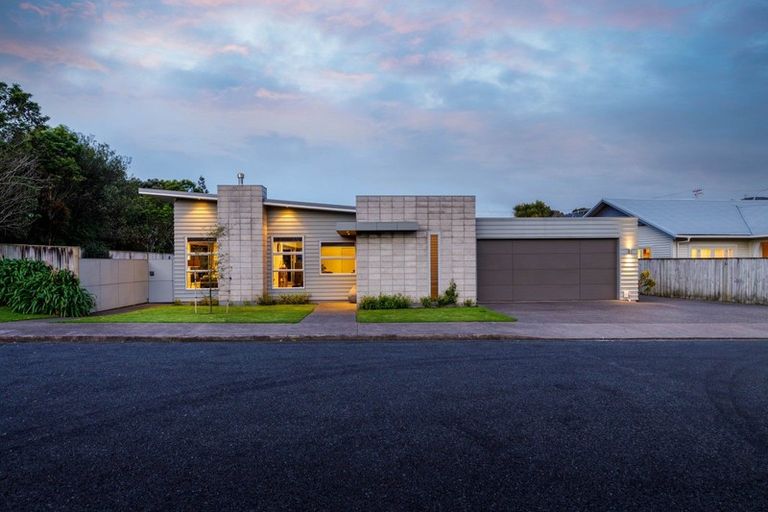 Photo of property in 4 Neve Place, Strandon, New Plymouth, 4312