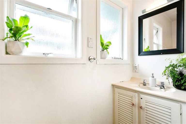 Photo of property in 17 Brookfield Road, Te Atatu Peninsula, Auckland, 0610