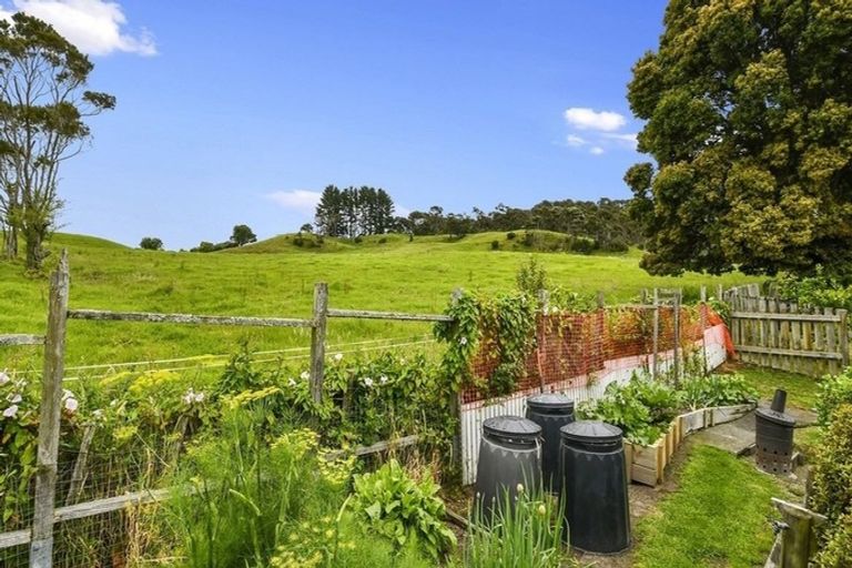 Photo of property in 16 Opanuku Road, Henderson Valley, Auckland, 0612