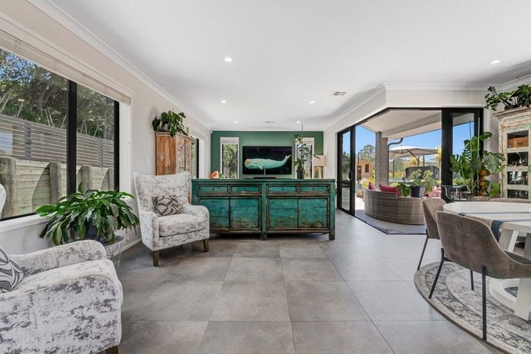 Photo of property in 8 Roberts Road, Matakatia, Whangaparaoa, 0930