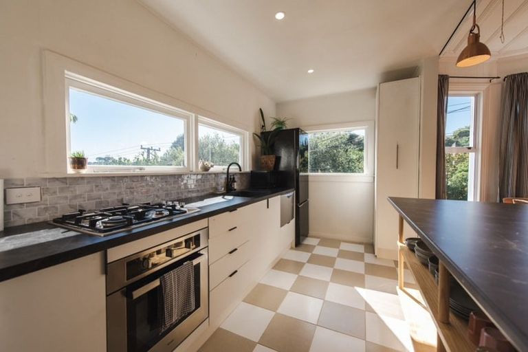 Photo of property in 46 Frankley Road, Westown, New Plymouth, 4310