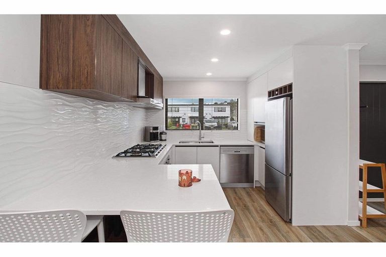 Photo of property in 8b Lumbarda Drive, Kumeu, 0810