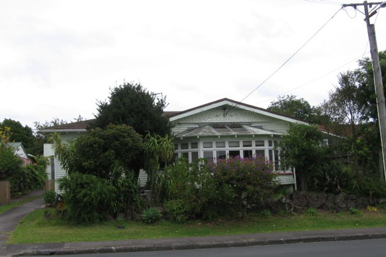 Photo of property in 137 Beach Haven Road, Beach Haven, Auckland, 0626