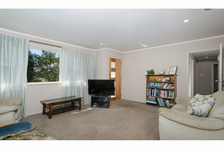 Photo of property in 2/3 Talavera Place, Te Atatu South, Auckland, 0602