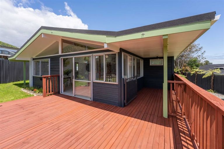 Photo of property in 15 Ruru Street, Waikanae, 5036