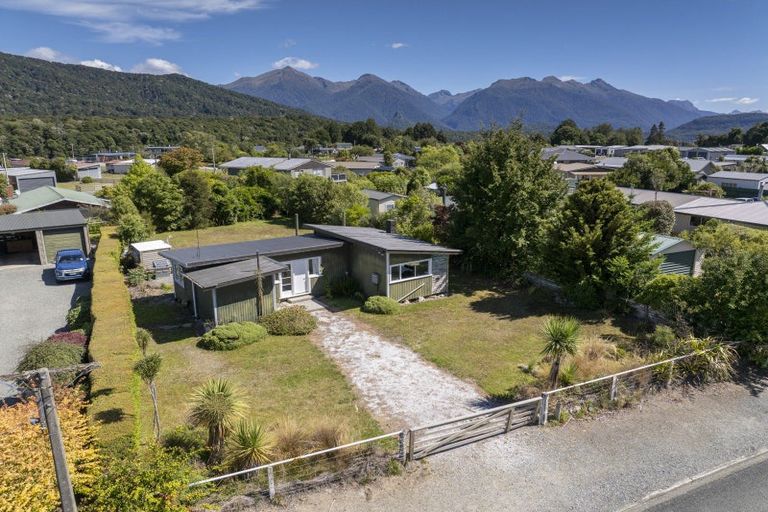Photo of property in 36 Home Street, Manapouri, 9679