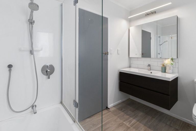 Photo of property in 17 Laurelwood Avenue, Pukekohe, 2120