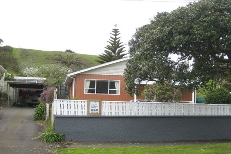 Photo of property in 75 Pioneer Road, Moturoa, New Plymouth, 4310