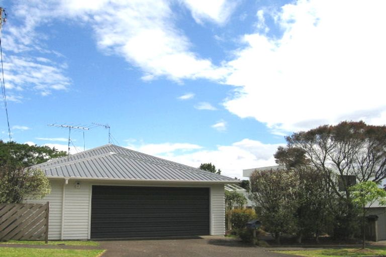 Photo of property in 14 Heath Avenue, Northcote, Auckland, 0627