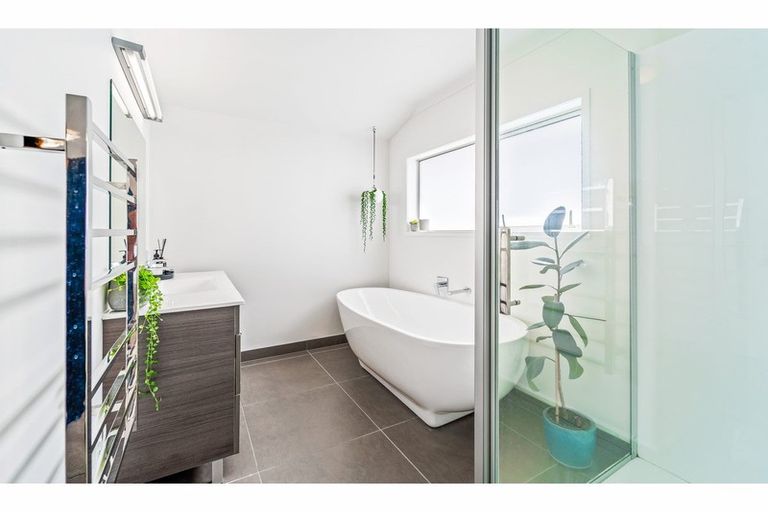 Photo of property in 2 Sunrise Lane, Te Atatu South, Auckland, 0610