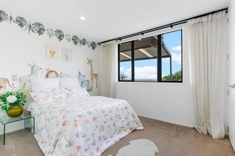 Photo of property in 13 Bartells Drive, Goodwood Heights, Auckland, 2105