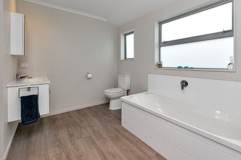 Photo of property in 4 Ishtar Place, One Tree Point, 0118