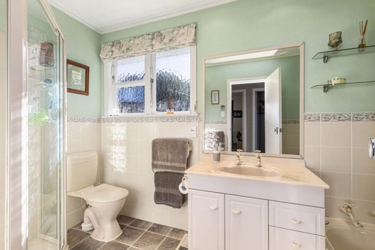 Photo of property in 51 Oakleigh Street, Maungaraki, Lower Hutt, 5010