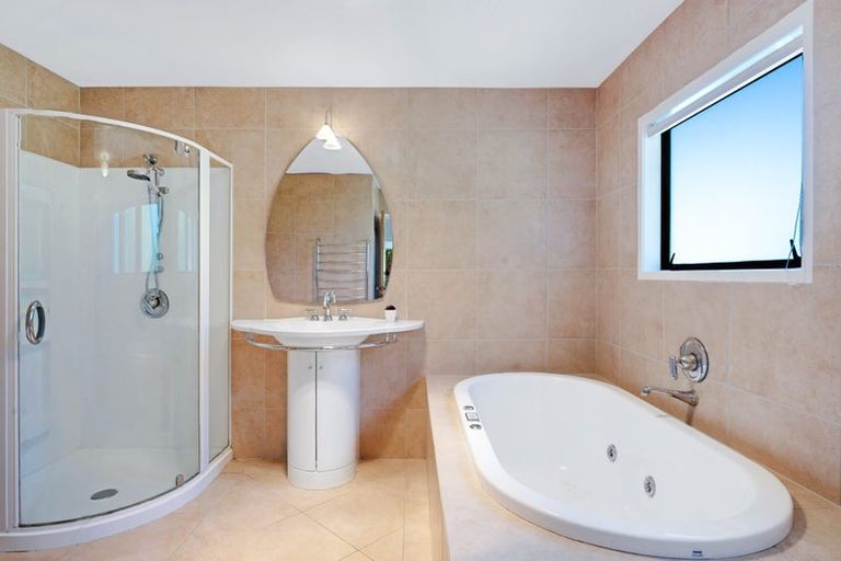 Photo of property in 1/59 Churchill Road, Murrays Bay, Auckland, 0630