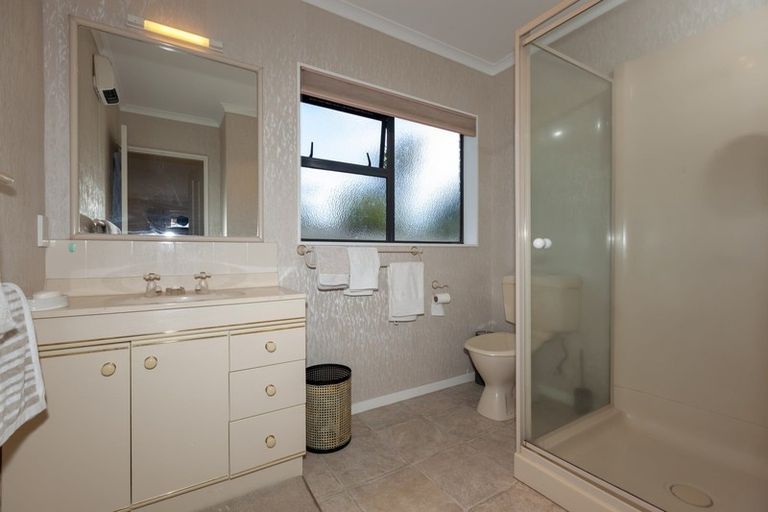 Photo of property in 8 Cranbrook Grove, Waikanae, 5036