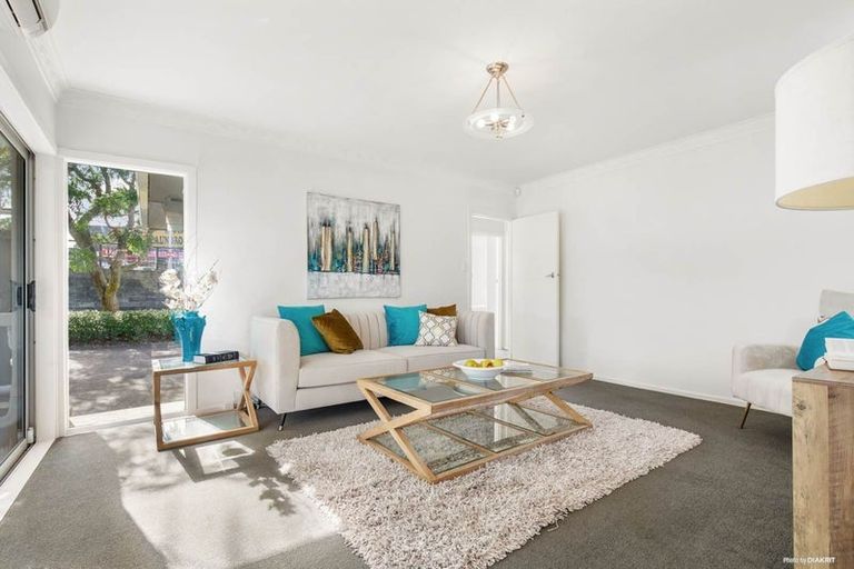 Photo of property in 544 Glenfield Road, Glenfield, Auckland, 0629