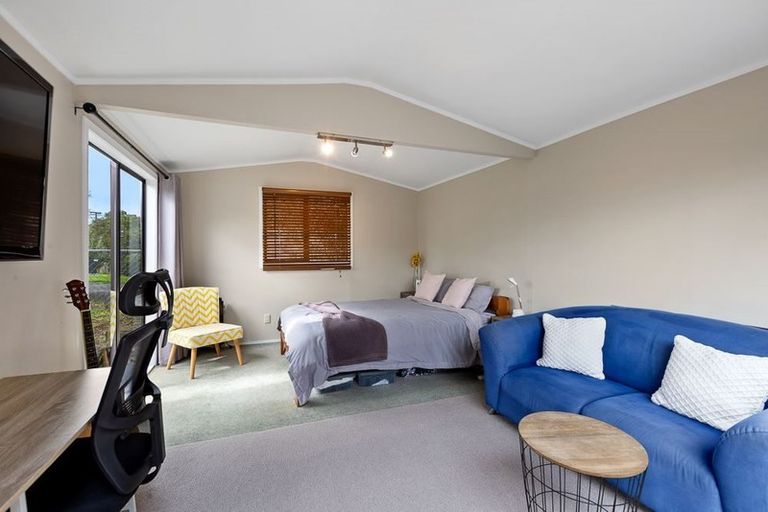 Photo of property in 1 Surf Road, Stanmore Bay, Whangaparaoa, 0932