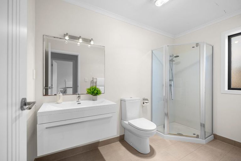 Photo of property in 2 Bintulu Place, Fairview Heights, Auckland, 0632