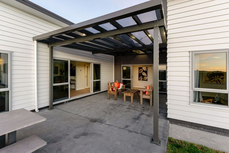 Photo of property in 17 Botany Lane, Whitby, Porirua, 5024