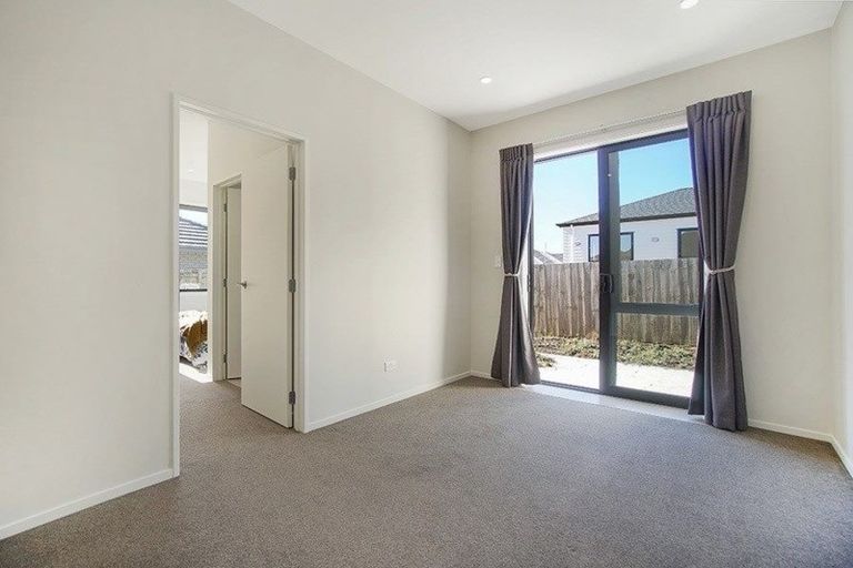 Photo of property in 8 Twin Parks Rise, Papakura, 2110
