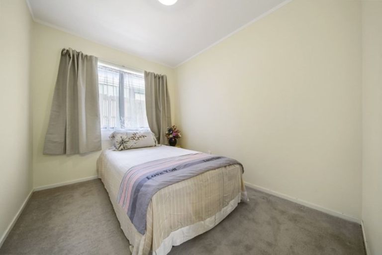 Photo of property in 94 Dalwhinnie Parade, Highland Park, Auckland, 2010