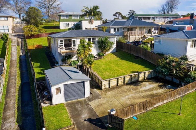 Photo of property in 60 Lauderdale Road, Birkdale, Auckland, 0626