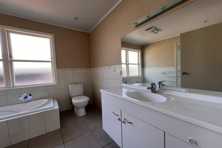 Photo of property in 52 Ennis Avenue, Pakuranga Heights, Auckland, 2010