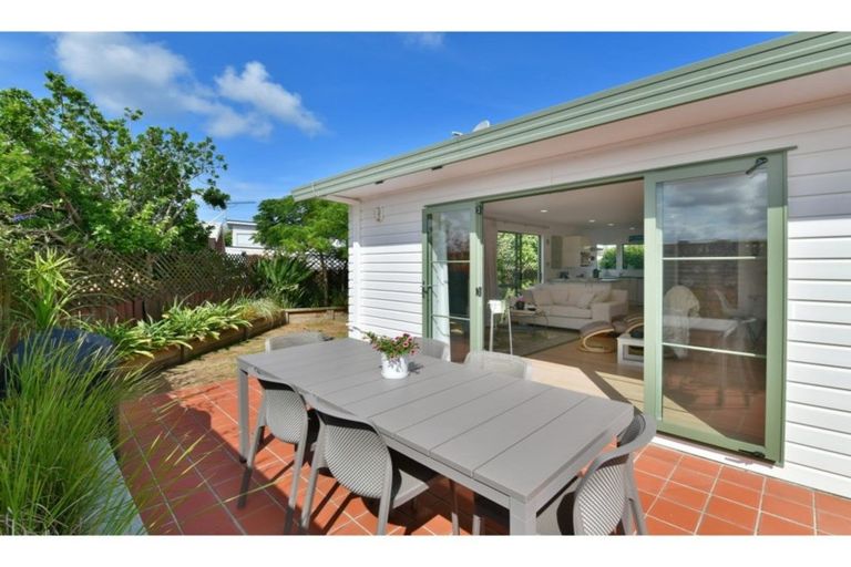 Photo of property in 2/10 Ross Crescent, Orewa, 0931