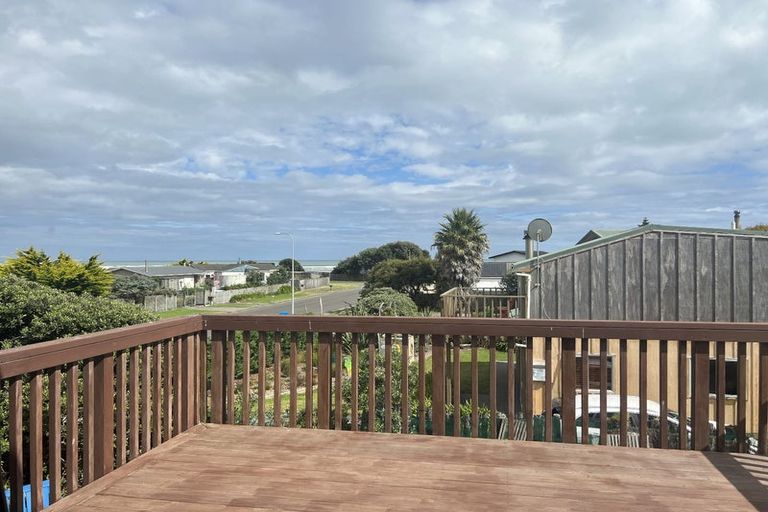 Photo of property in 17 James Street, Waikawa Beach, Levin, 5573