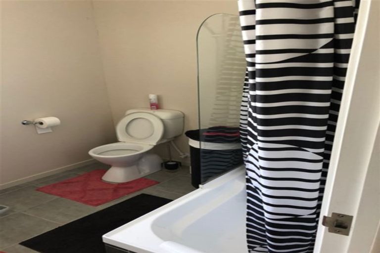 Photo of property in 84 Sylvan Crescent, Te Atatu South, Auckland, 0610