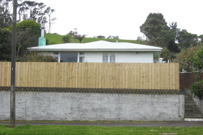Photo of property in 71 Pioneer Road, Moturoa, New Plymouth, 4310