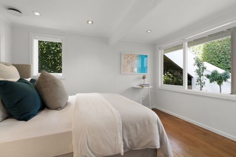 Photo of property in 32 Raymond Street, Point Chevalier, Auckland, 1022