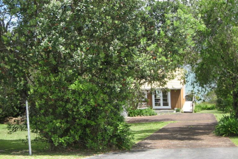 Photo of property in 22 The Crescent, Tindalls Beach, Whangaparaoa, 0930