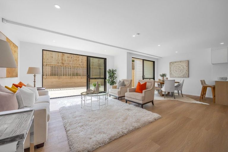 Photo of property in 7/11 Rengarenga Rise, Fairview Heights, Auckland, 0632